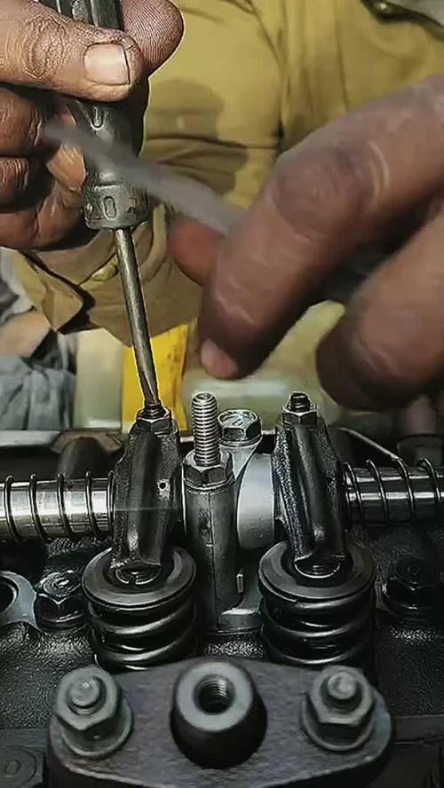 维修师傅用塞尺量节气门翻板间隙