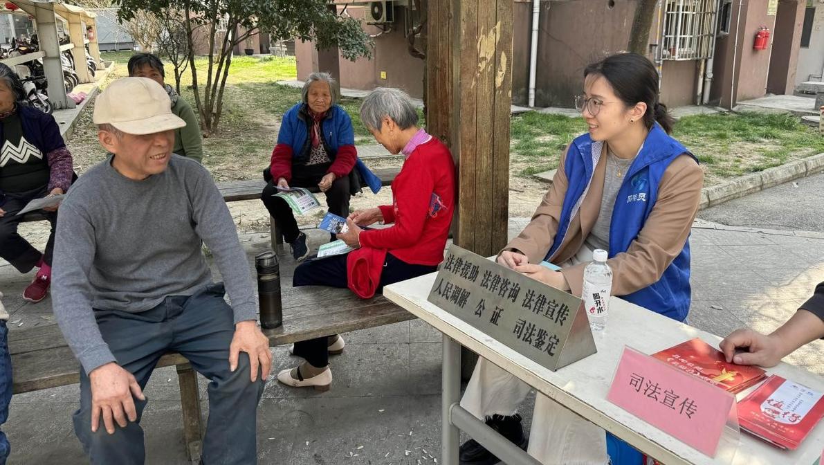 社区普法摊居民咨询离婚财产文物问题