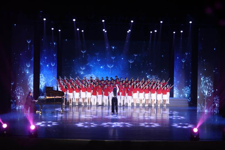 中学生在合唱团演出舞台