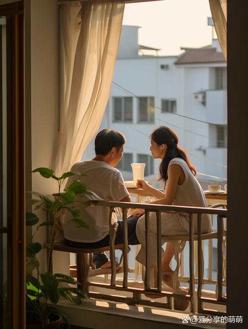 蜜月情侣在民宿院子一起做饭欢笑