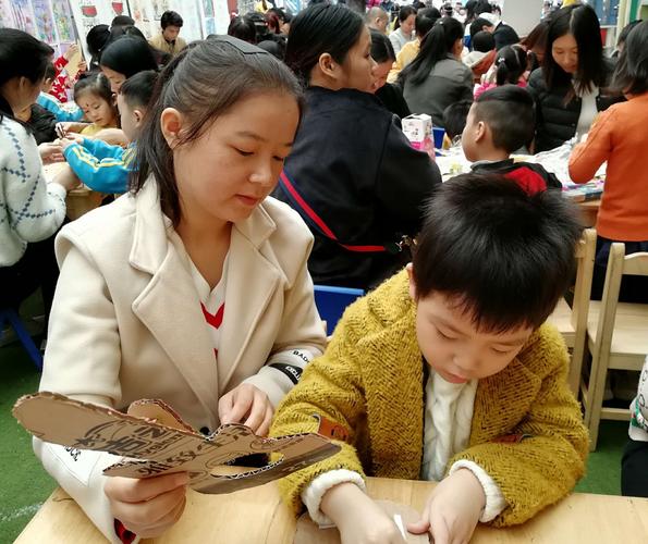 亲子工作坊家长和孩子一起完成的金属手工成品合照