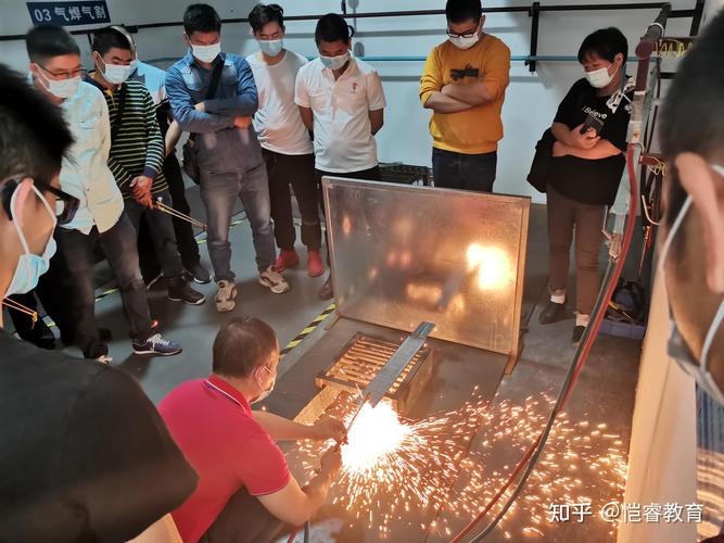 女生在焊接实训室进行学徒制技能练习