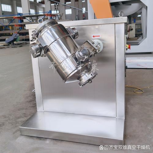 某小型混合机厂家简陋的生产车间,地上堆满半成品