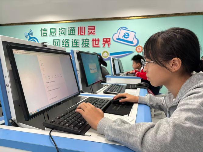 学生在机房进行心理健康筛查问卷