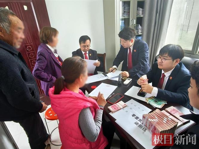 债权人蹲在执行局台阶上攥着判决书发愁实拍