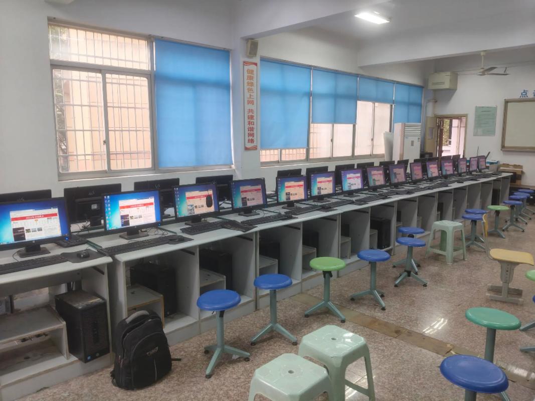 某中学闲置的智慧教室设备落灰场景
