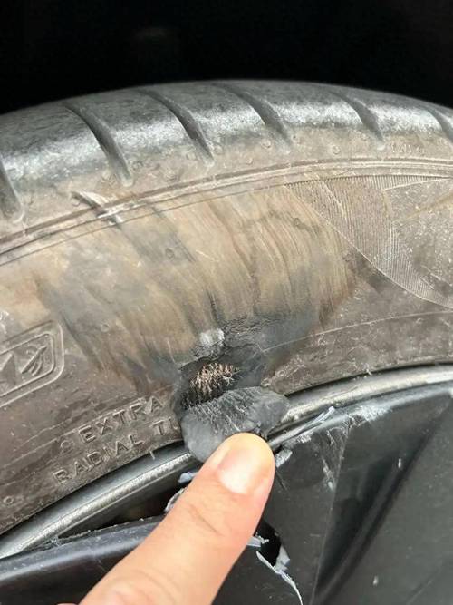 家用车轮胎偏磨露帘线实拍
