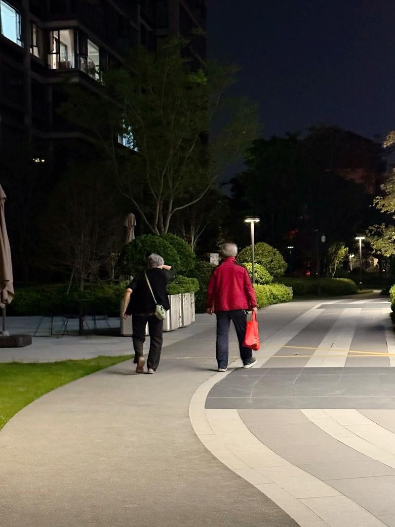 中年夫妻夜间小区散步闲聊场景