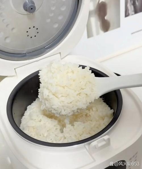 正确使用硅胶饭勺盛电饭煲米饭的实拍图