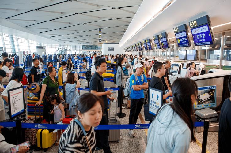 机场候机久坐人群示意图