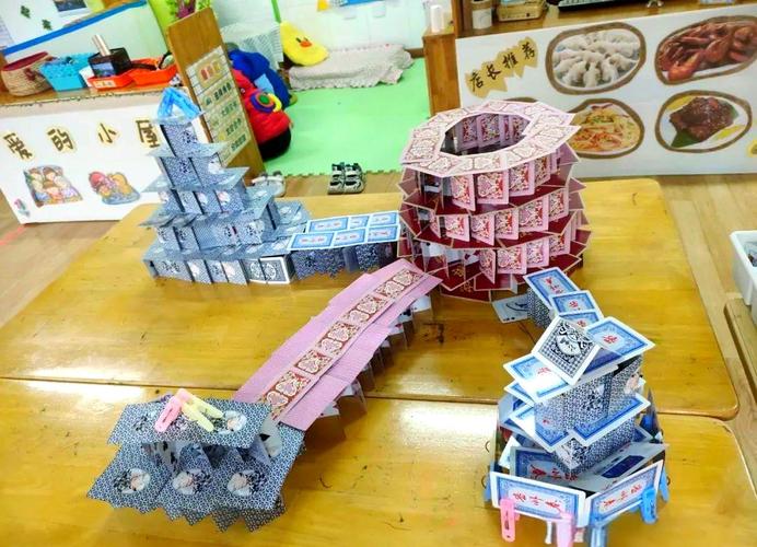 小学生课堂上合作搭建纸板建筑表现性评价