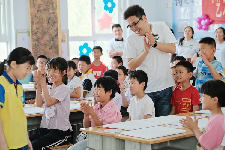 乡村小学教室师生互动讨论场景
