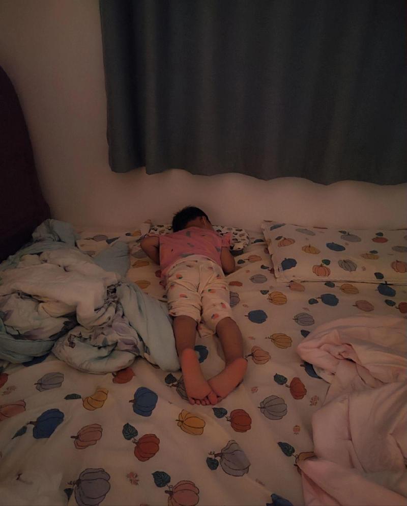 家长深夜抱哄闹觉婴儿疲惫实拍图