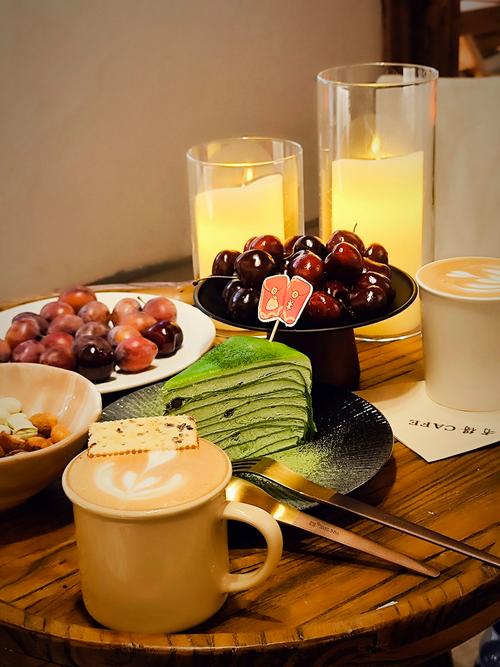 睡前卧室床头放奶茶甜点的日常场景图