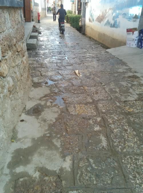 厦门八市清晨沾了鱼鳞的咸湿水泥地面