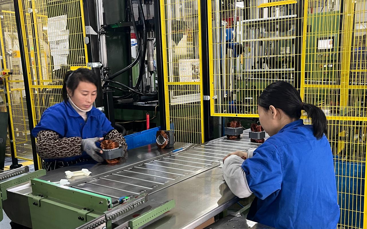 制造车间工人班组日常工作场景