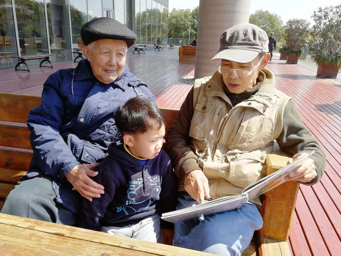 工业家属院院子里祖孙乘凉讲故事老照片