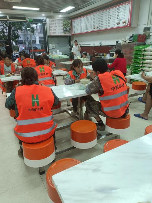 某企业正式员工与劳务派遣工在食堂用餐场景对比