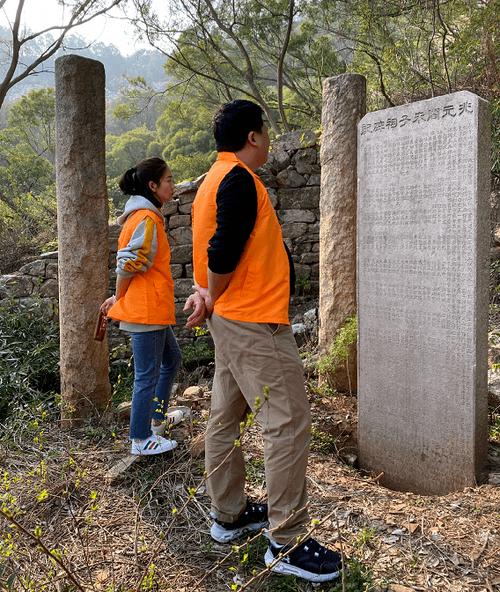 文保爱好者野外寻访古碑刻场景照