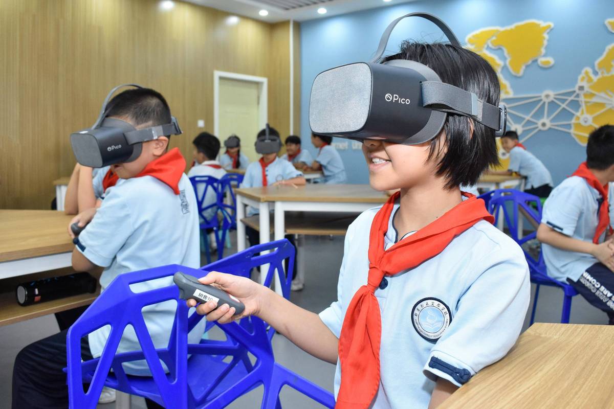 学生使用VR头显在元宇宙教室上课