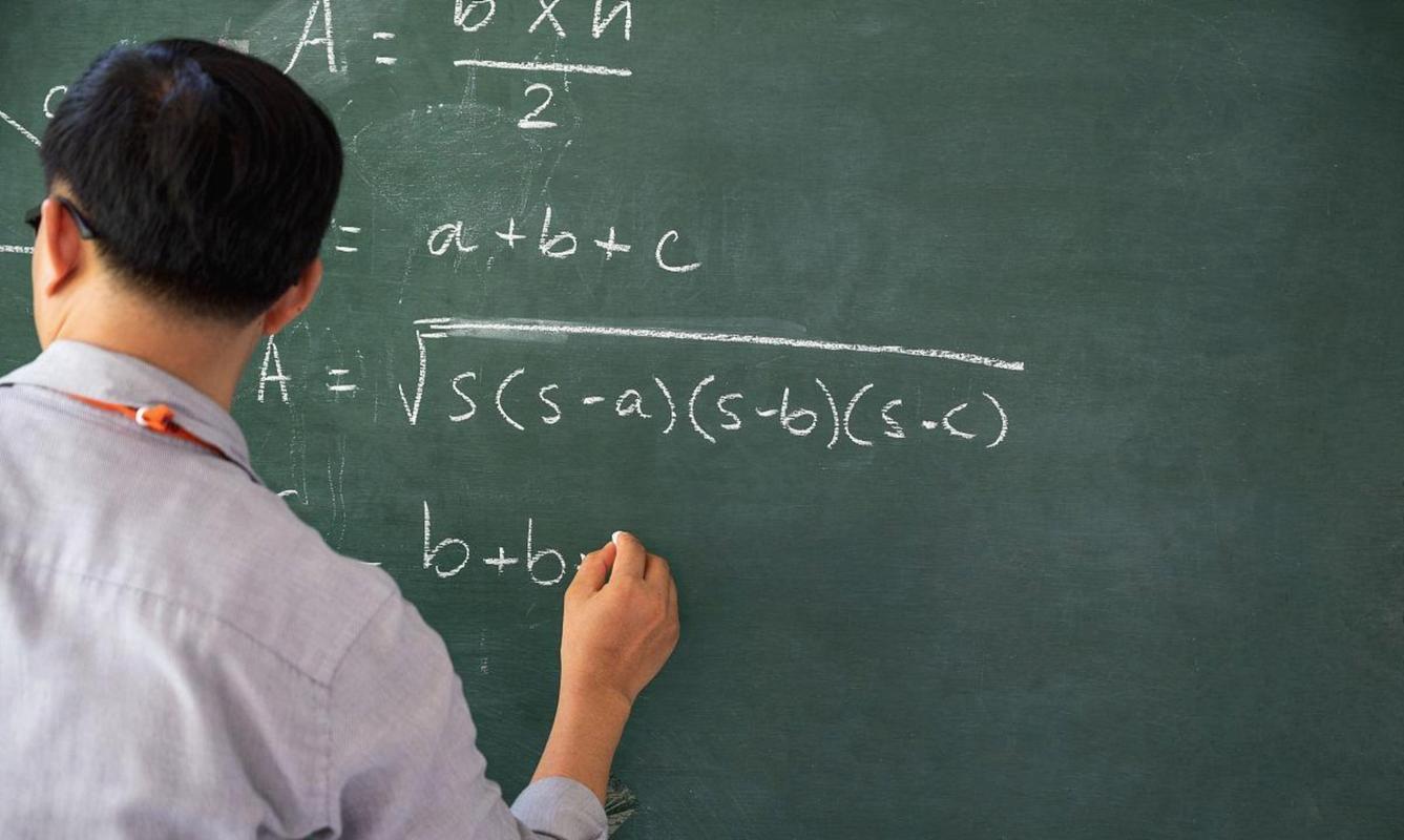 堆满断粉笔头的中学讲台粉笔槽