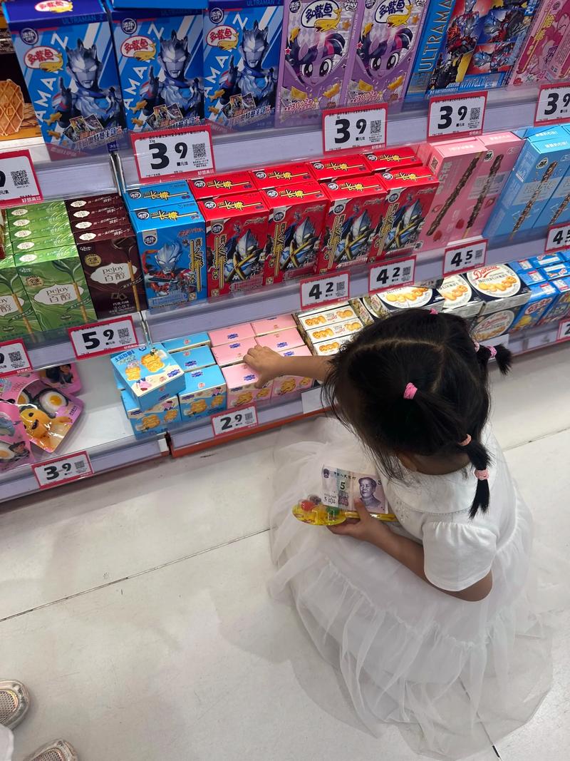 孩子在超市货架前心算商品总价