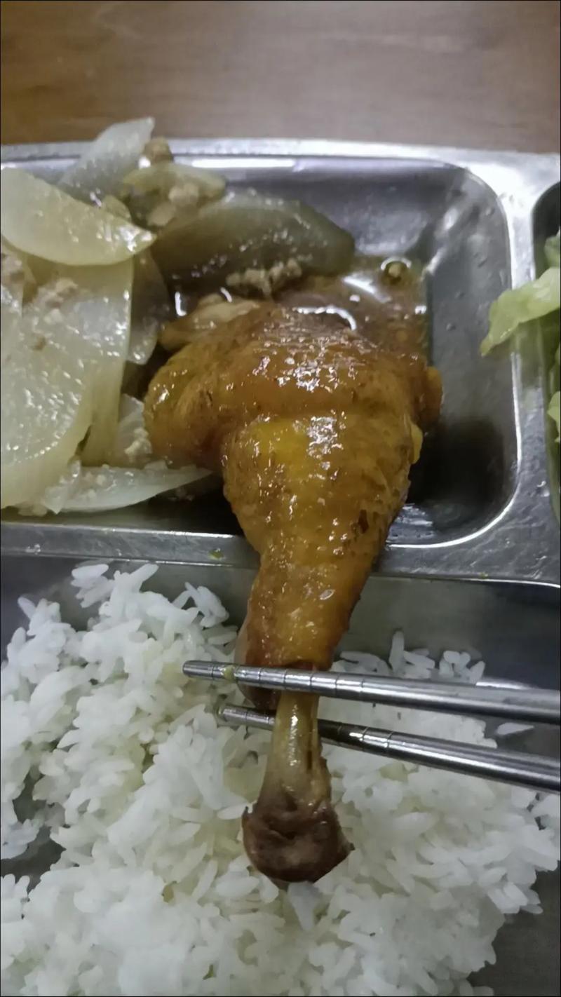 工厂食堂女工打包鸡腿特写