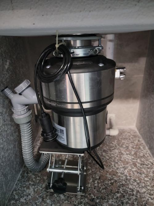 厨房水槽下安装的垃圾处理器实物