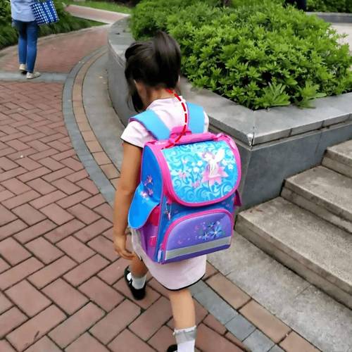 小学生背着沉重书包的背影