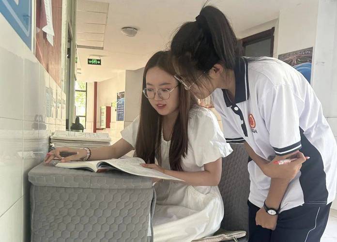 公费师范生在乡村学校教学场景实照