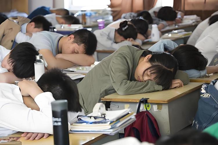孩子厌学补课疲惫的教室场景