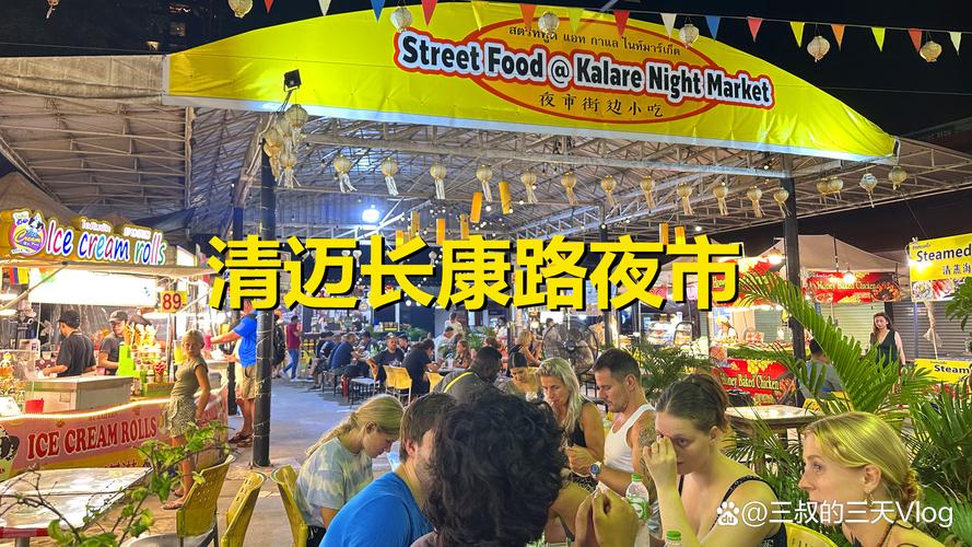 数字游民在清迈夜市独自吃饭 表情落寞 孤独生活