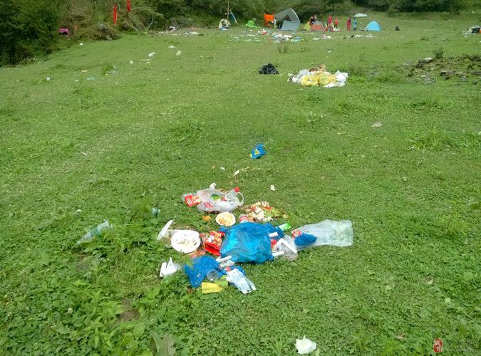 户外野餐之后清理野餐垫碎屑场景