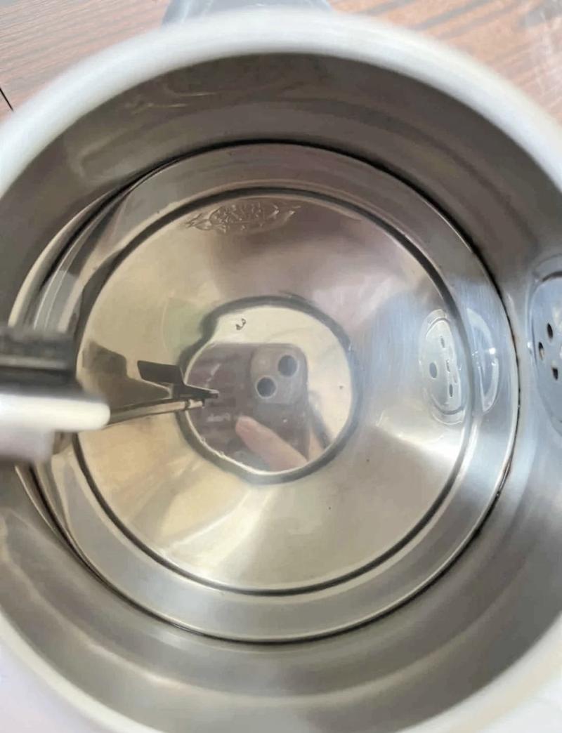 柠檬酸除垢剂倒入电热水壶的操作过程特写