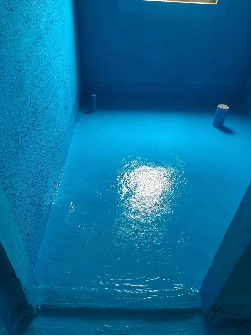 卫生间防水施工现场涂刷蓝色防水涂料