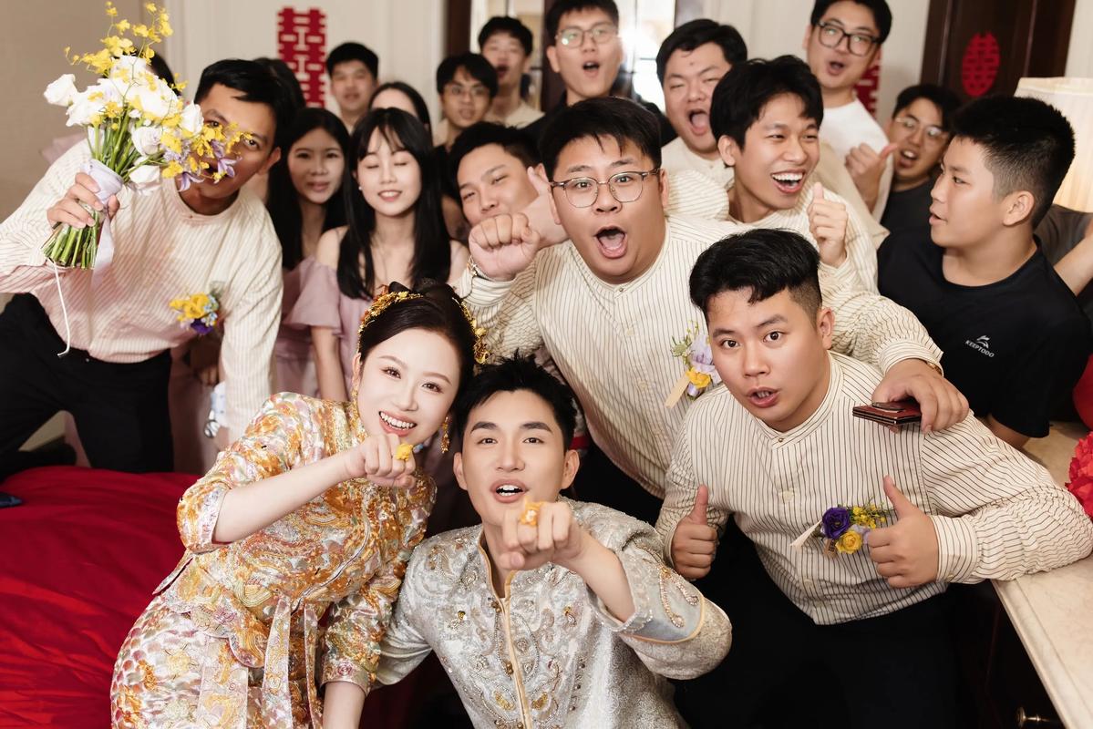 婚礼现场亲友团搞怪合影创意