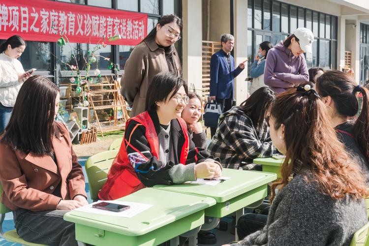 技校招生咨询会上家长和学生咨询场景