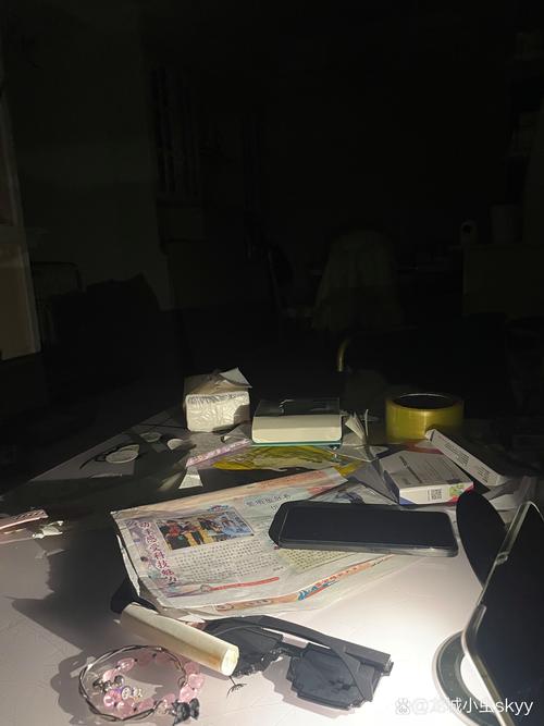 深夜办公楼加班空荡的办公桌