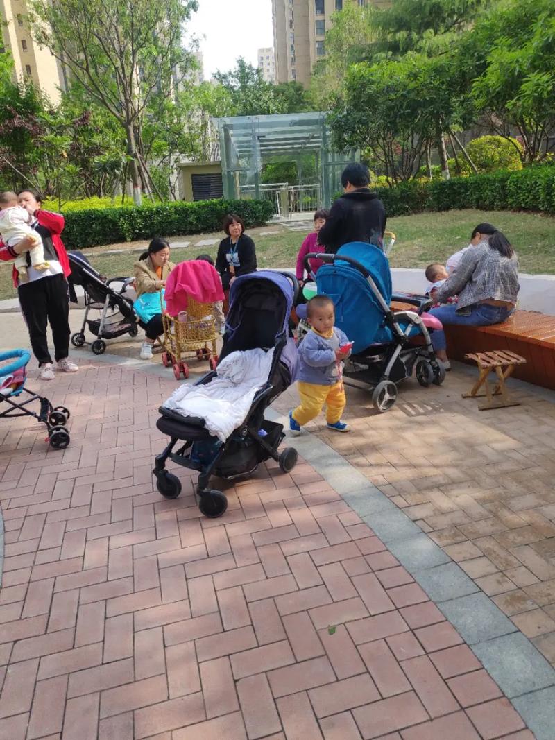 小区楼下宝妈推遛娃车送手工辅食给邻居
