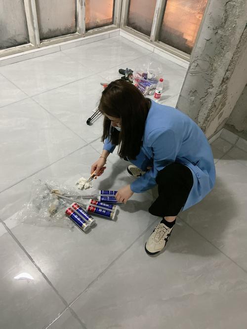 装修现场美缝剂开罐气味测试