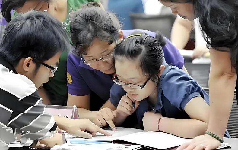 高三学生和家长围在志愿填报指南前讨论的真实场景
