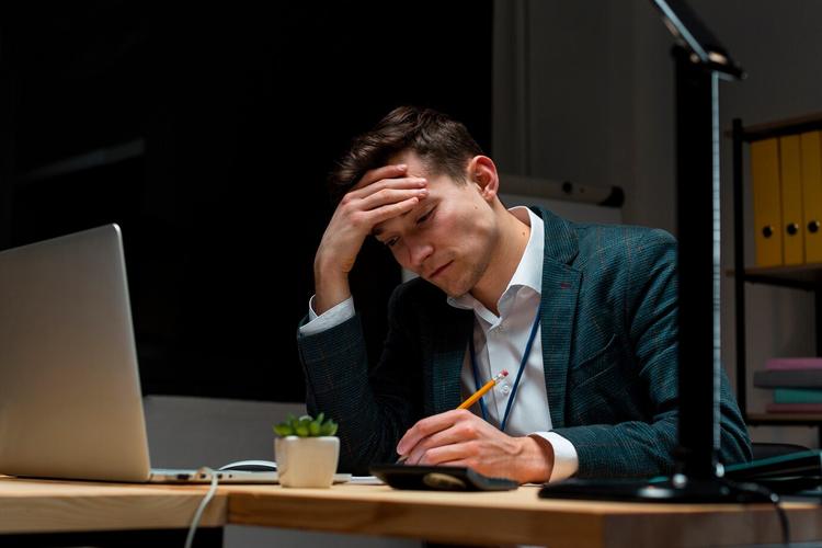 职场人对着电脑上的AI生成错位文档扶额的真实抓拍