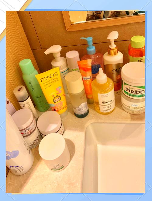 卫生间洗手台堆满护肤品实拍图