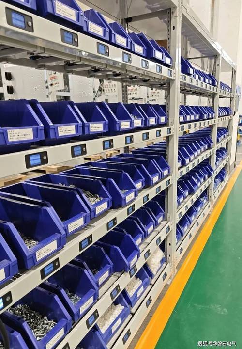 产线操作工取用线边超市双箱物料实拍