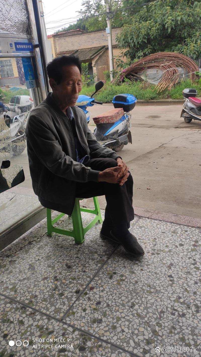 法院门口蹲着想事的中年打工男人