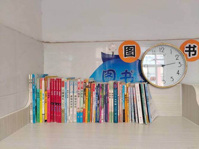 堆满彩色标注整齐书本的学生书桌
