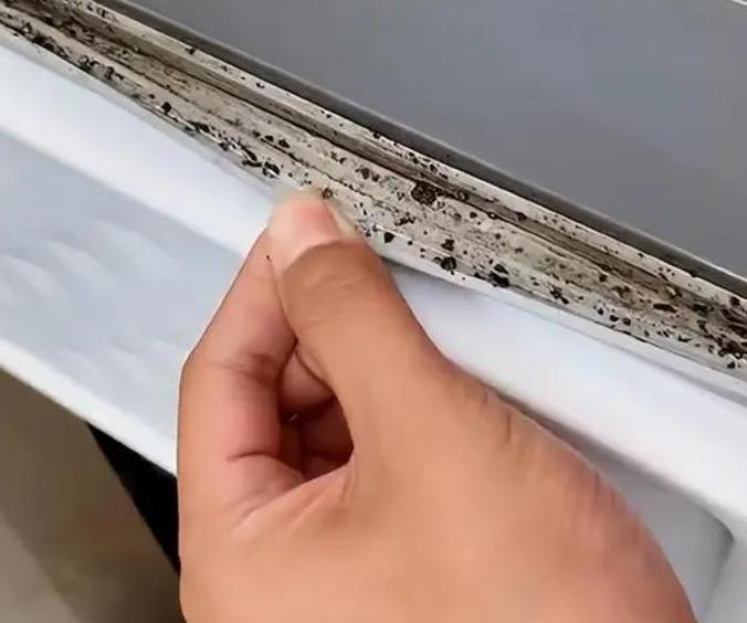 装修后发霉发黑的耐候胶缝隙实拍