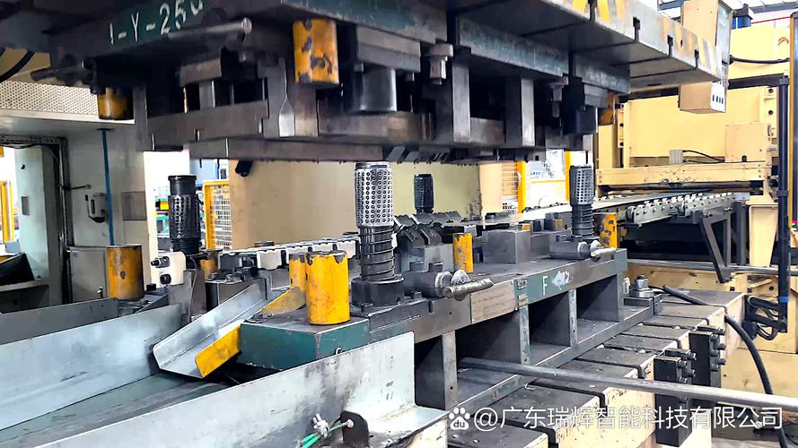 高强度钢板冲压回弹补偿试模现场图