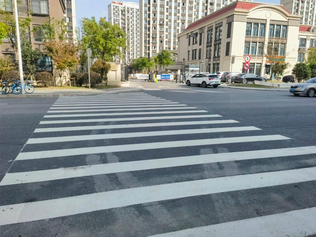 老小区门口施划的人行斑马线
