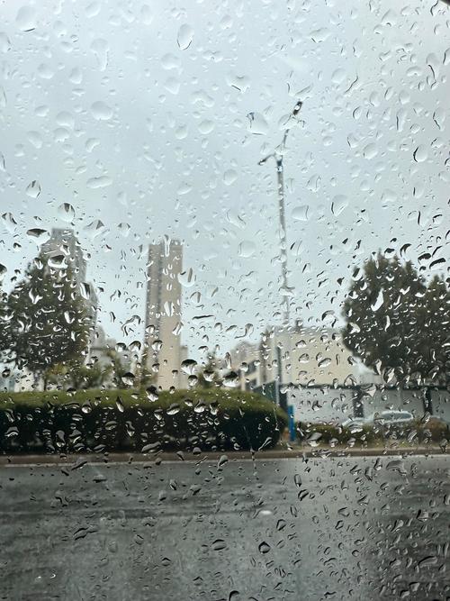 旧书店下雨天玻璃窗上的雨痕